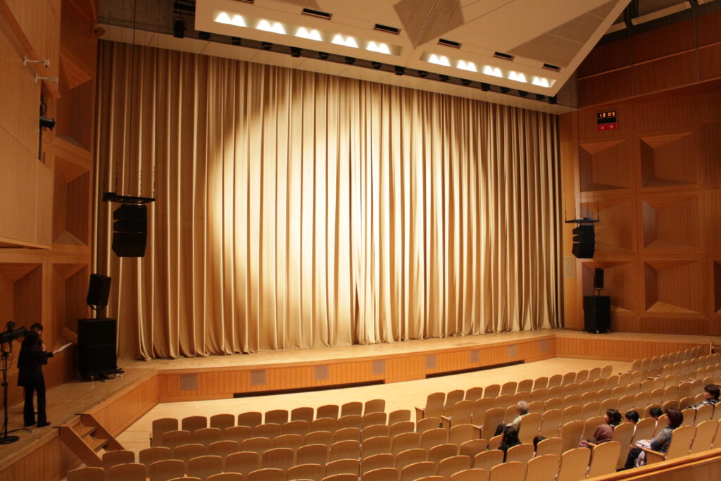 演芸ステージ 天井だけじゃない！変わった演劇ホールのお話 | メディキット県民文化
